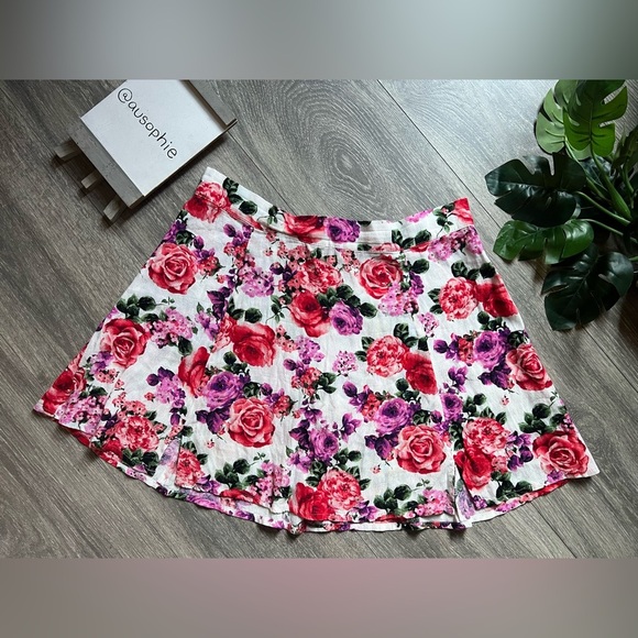 Forever 21 double front slit floral mini skirt. Size M - Picture 2 of 9